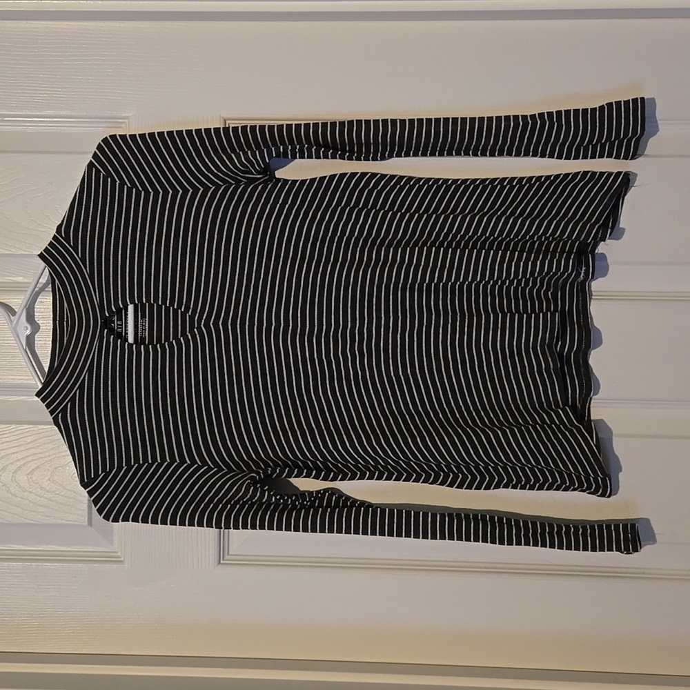 American Eagle mock turtleneck with key hole